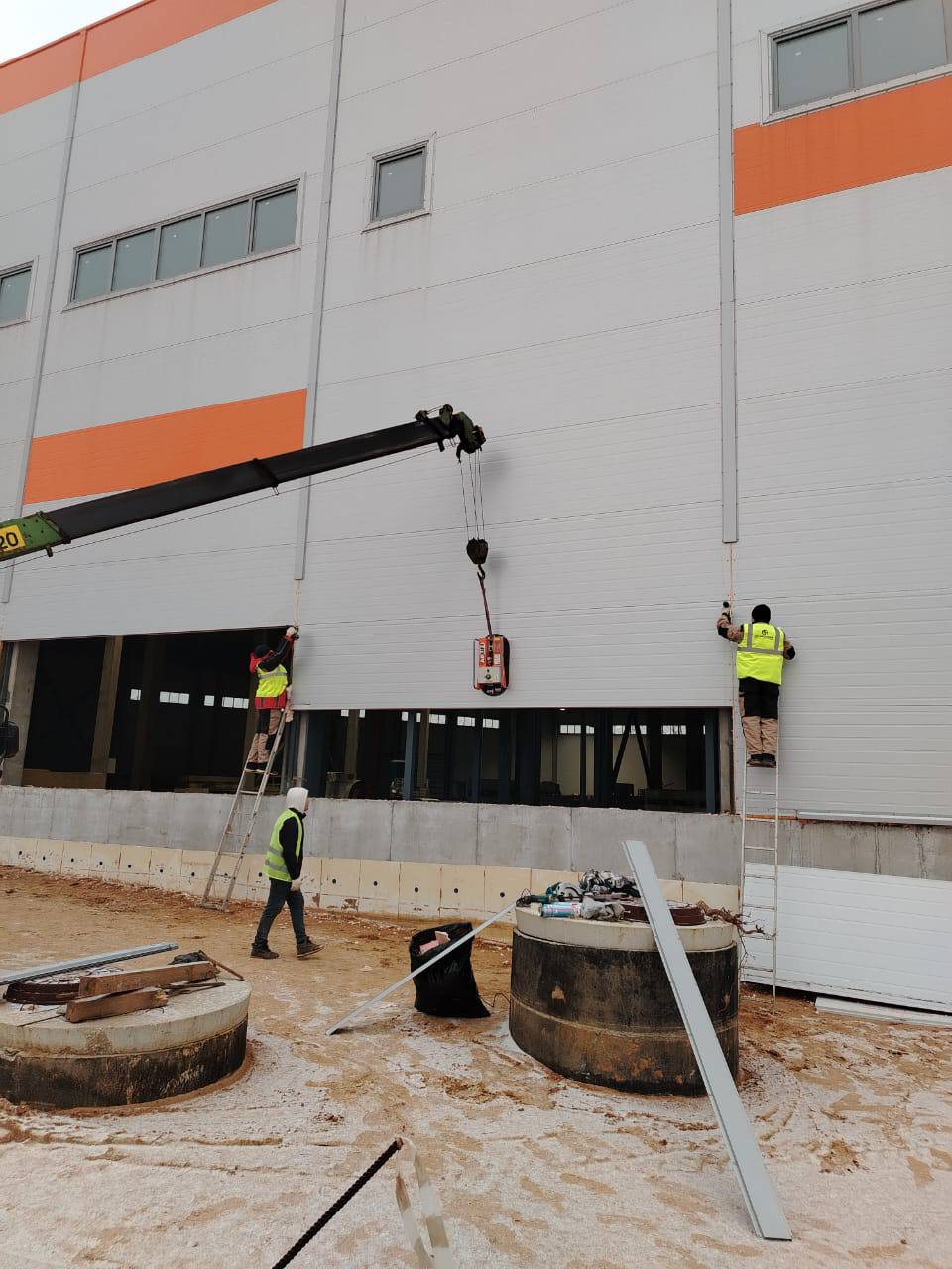 Замена поврежденных стеновых сэндвич-панелей на фасаде производственно-складского здания